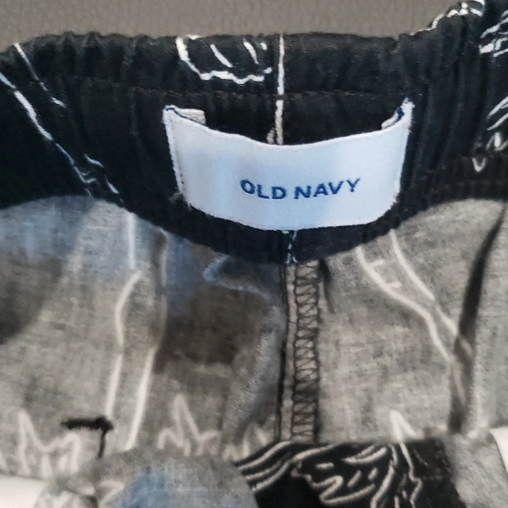 Old Navy shorts black and white size 14/16